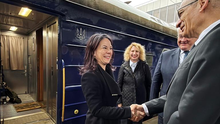 Außenministerin Baerbock bei der Begrüßung nach der Ankunft durch Andrij Sybiha (hinten)