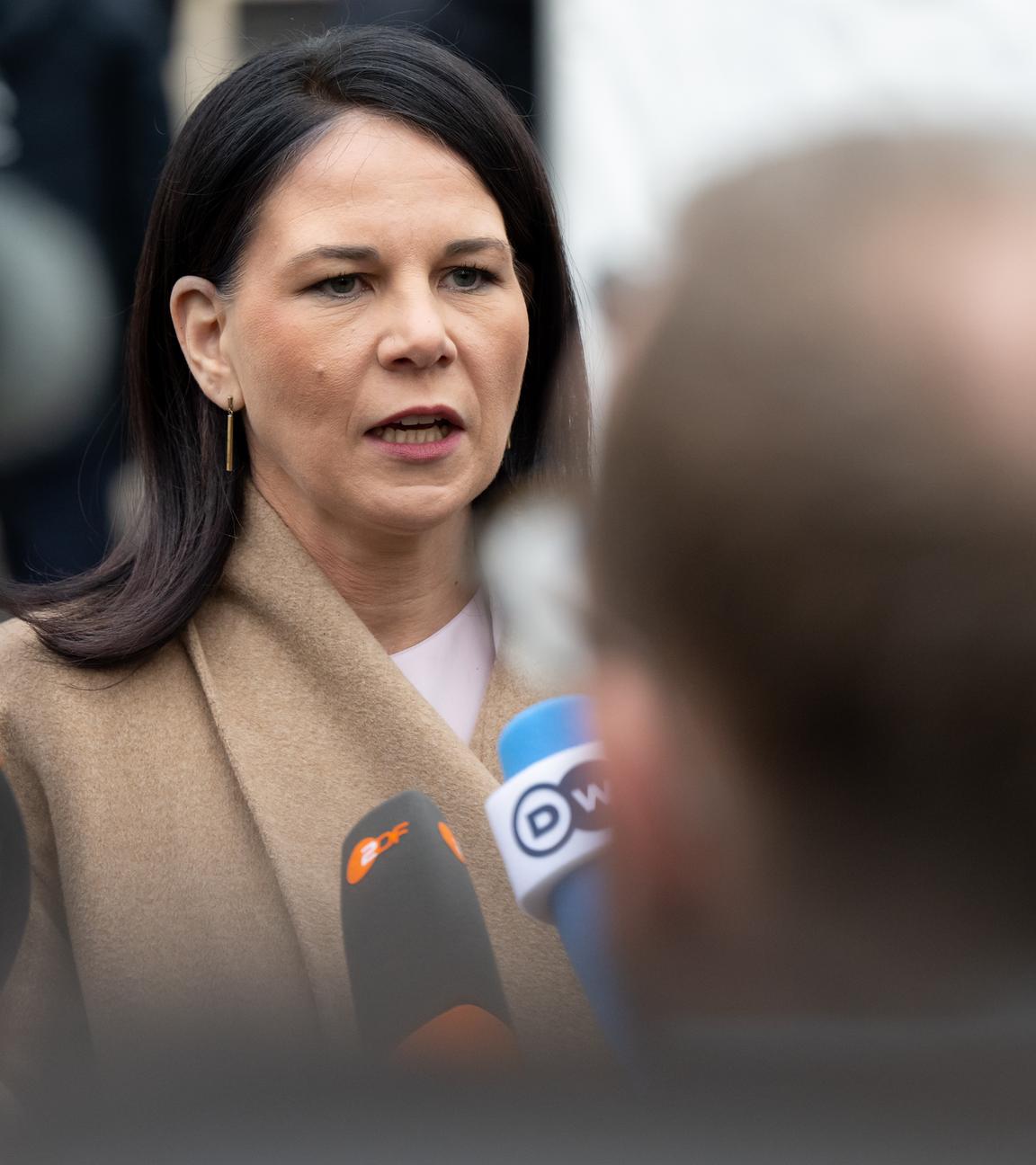 Außenministerin Annalena Baerbock spricht in Mikrofone.