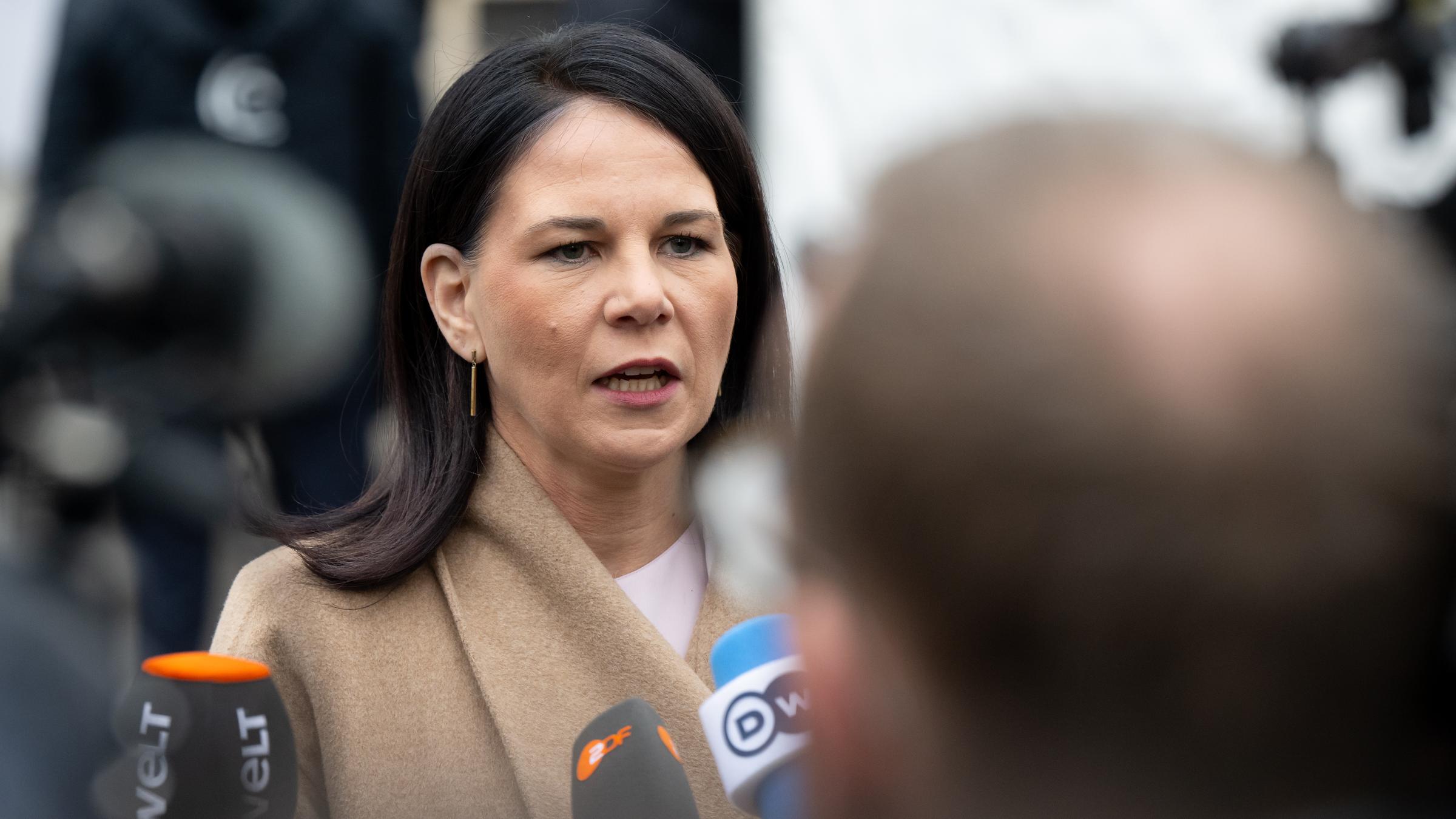 Außenministerin Annalena Baerbock spricht in Mikrofone.