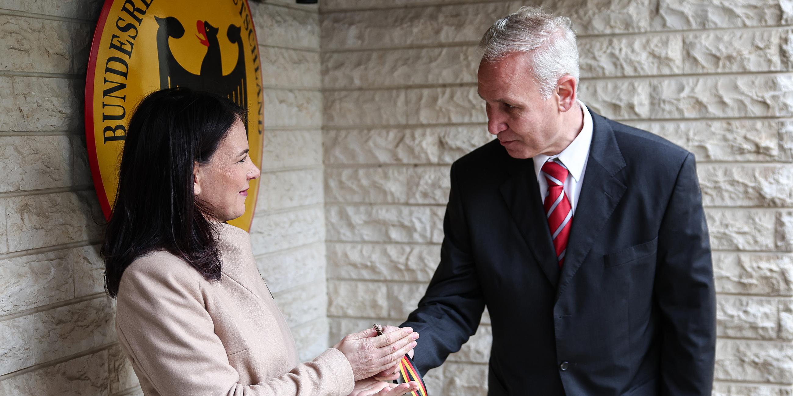 Annalena Baerbock und Amer Nahhas in der deutschen Botschaft in Damaskus, Syrien