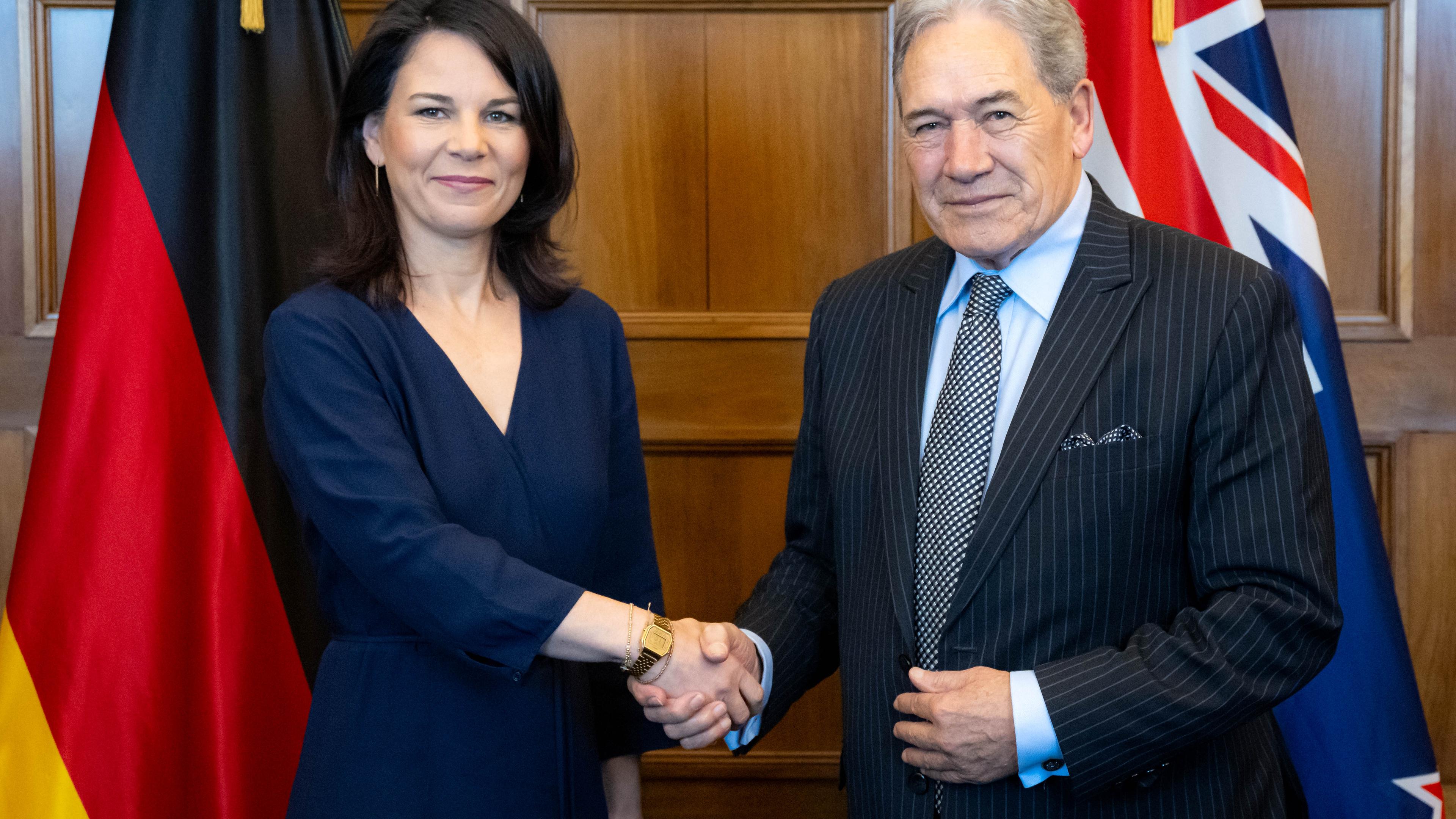 Außenministerin Annalena Baerbock wird von Winston Peters, Außenminister von Neuseeland, im Auckland Museum empfangen.