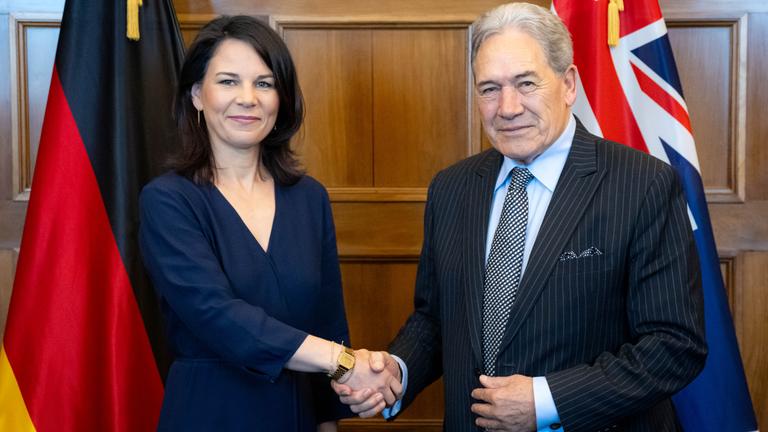 Außenministerin Annalena Baerbock wird von Winston Peters, Außenminister von Neuseeland, im Auckland Museum empfangen.