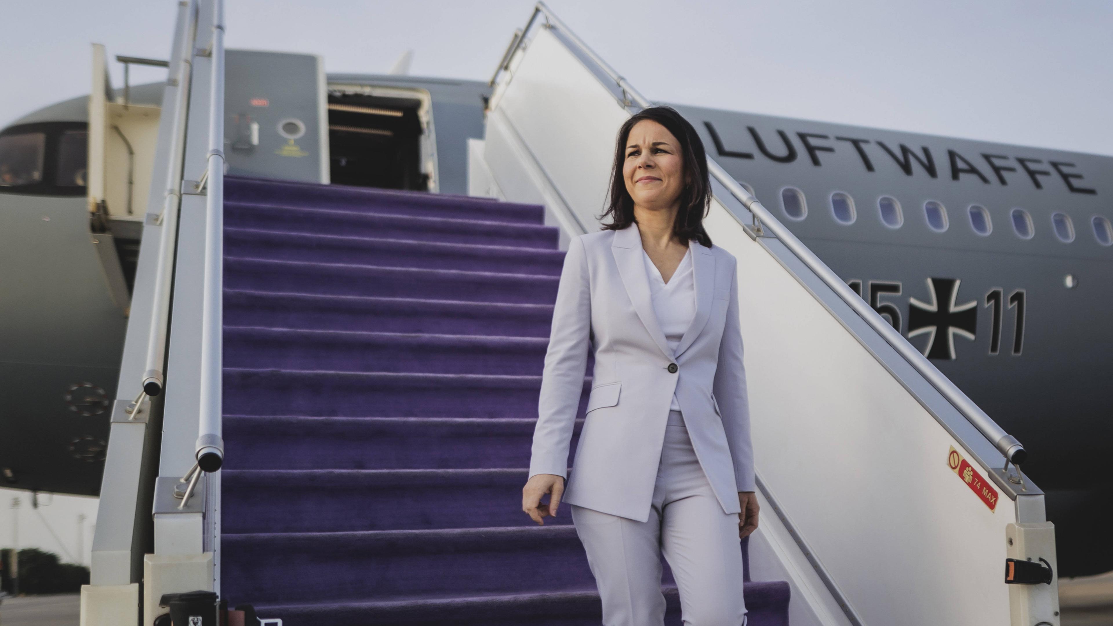 Annalena Baerbock Buendnis 90/Die Gruenen, Bundesaussenministerin, verlässt die Regierungsmaschine A321 bei einem ungeplanten Stopp in Dschidda, am 24.01.2024.