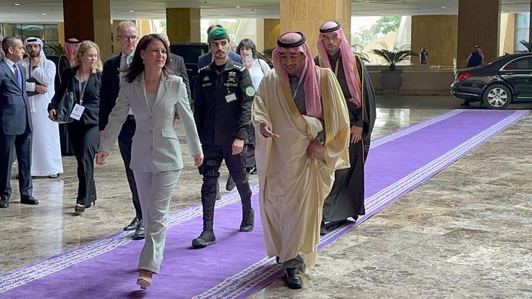 Annalena Baerbock kommt zu einem Außenminister-Treffen in Riad, Saudi-Arabien