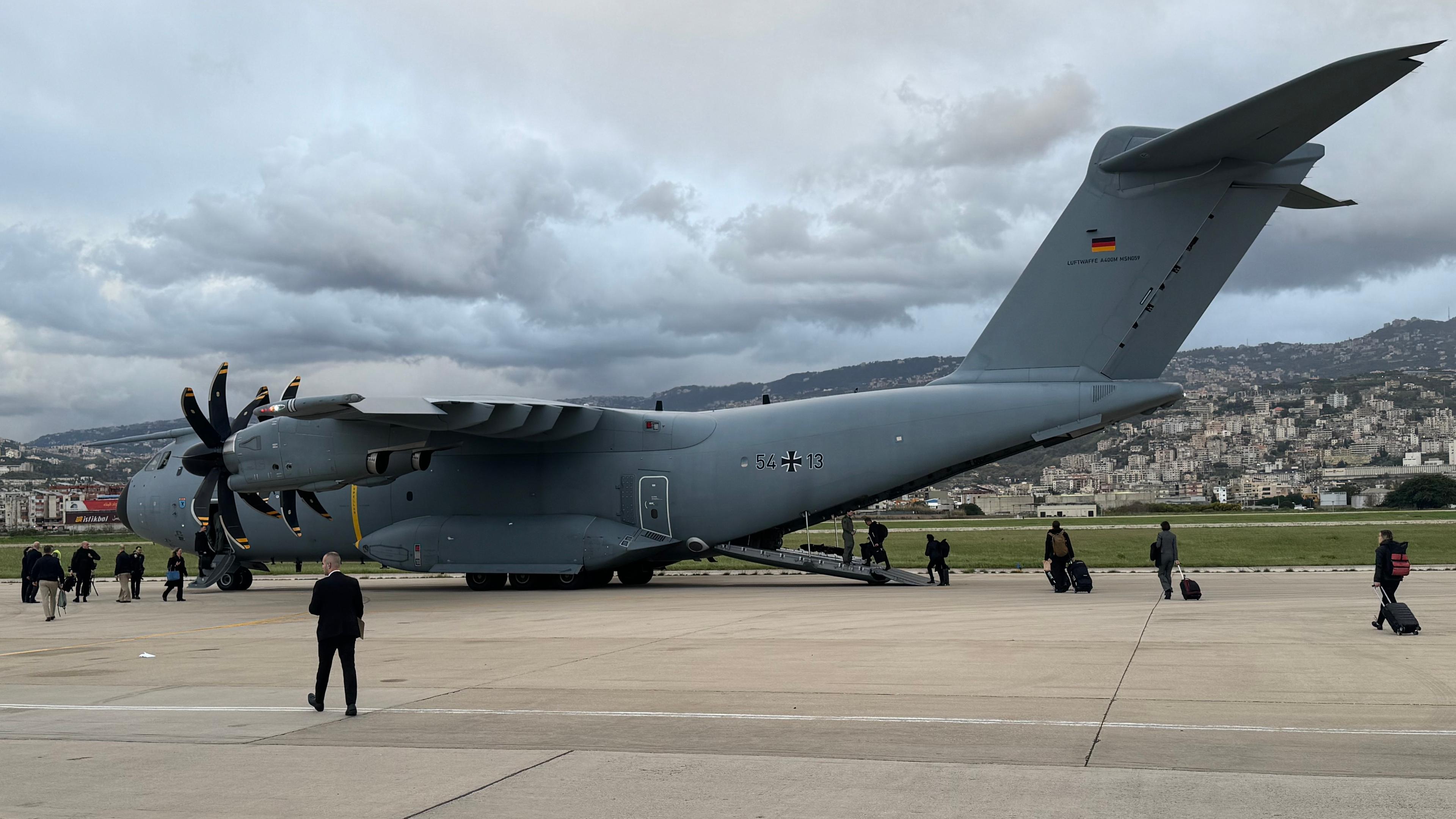 Ein Flugzeug der Luftwaffe steht vor dem Ablug von Bundesaußenministerin Baerbock am Flughafen bereit. Baerbock reist aus dem Libanon weiter nach Syrien.