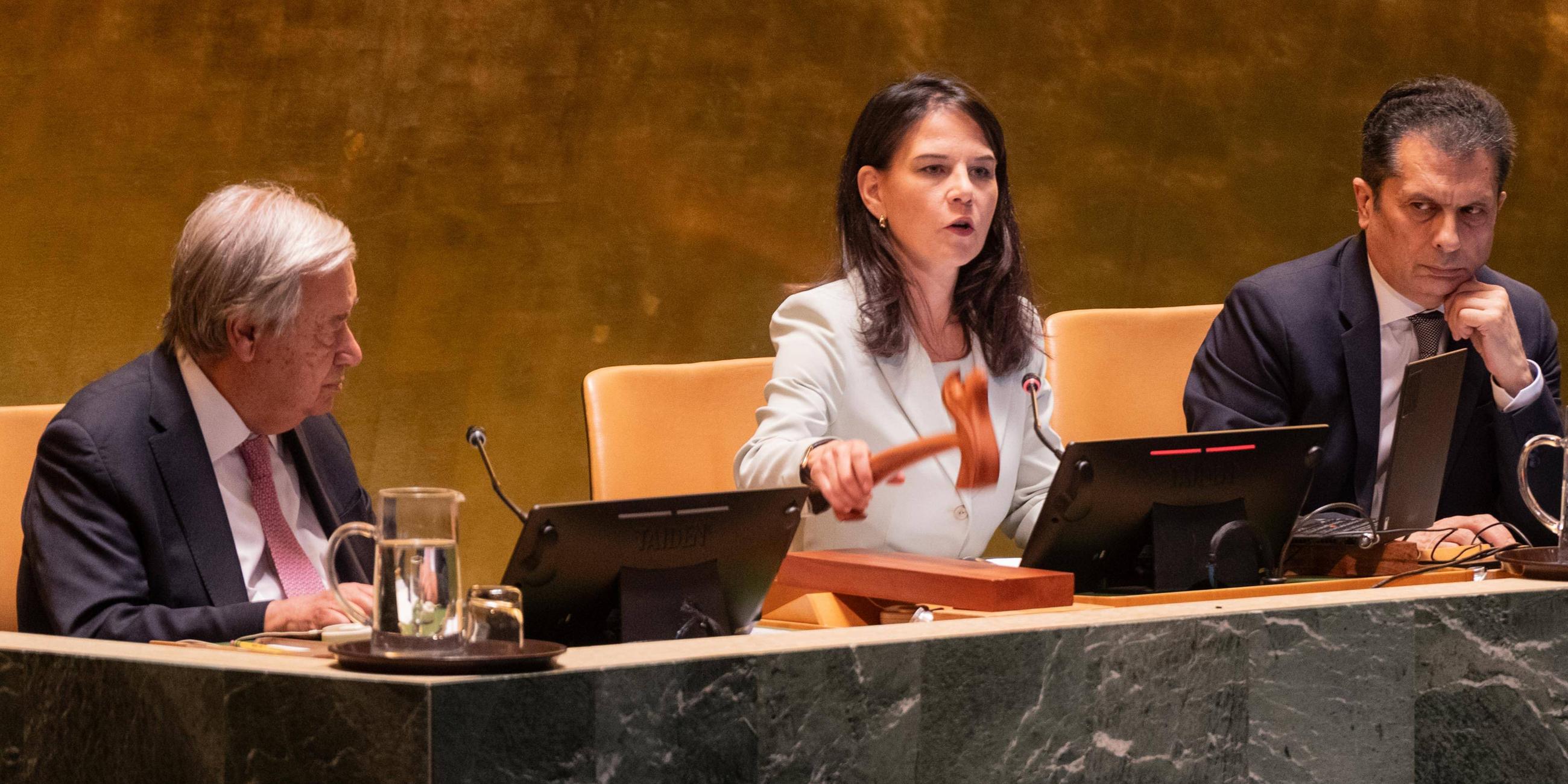 Annalena Baerbock sitzt als Präsidentin in ihrer ersten UN-Vollversammlung.