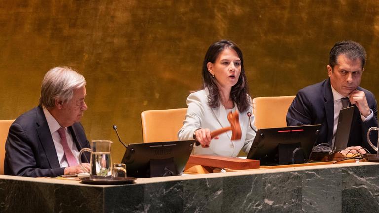 Annalena Baerbock sitzt als Präsidentin in ihrer ersten UN-Vollversammlung.