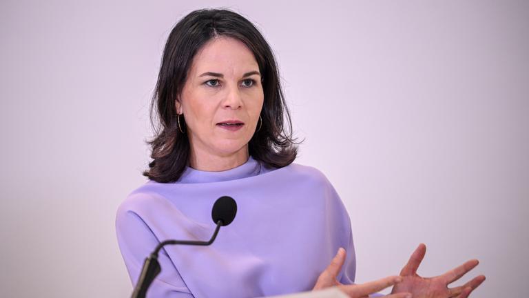 Außenministerin Annalena Baerbock hält eine Rede.