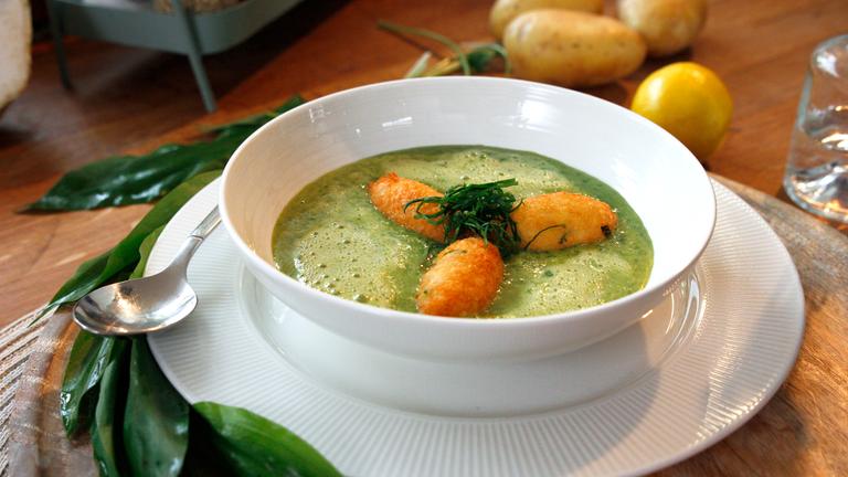 Bärlauchsuppe mit Parmesan-Krapfen
