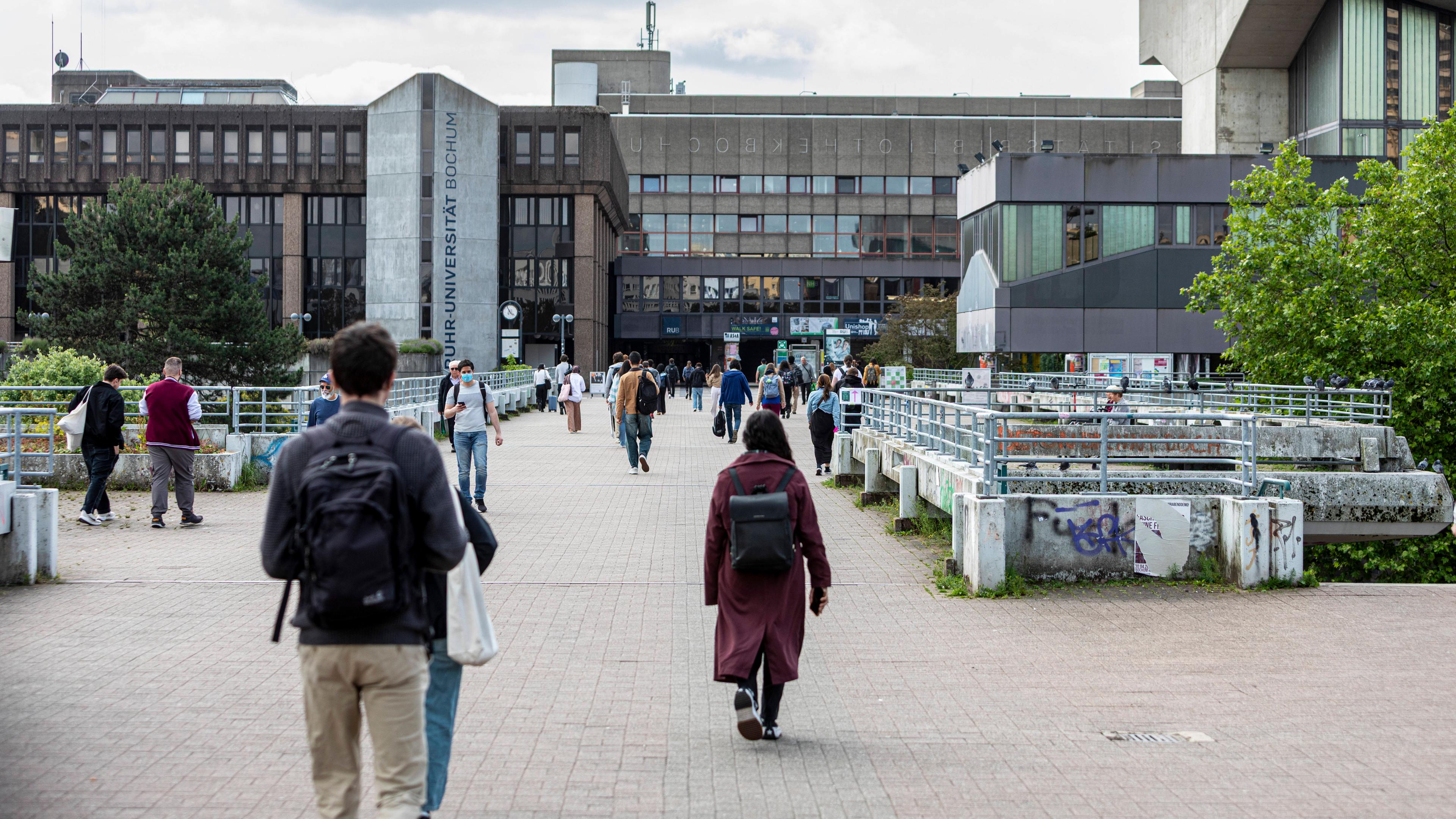 Studenten auf dem Campus der Ruhr-Universität Bochum.