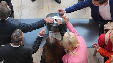 Abgeordnete werfen ihre Stimmkarten bei der namentlichen Abstimmung zur BaföG Reform in die Wahlurne im Bundestag.