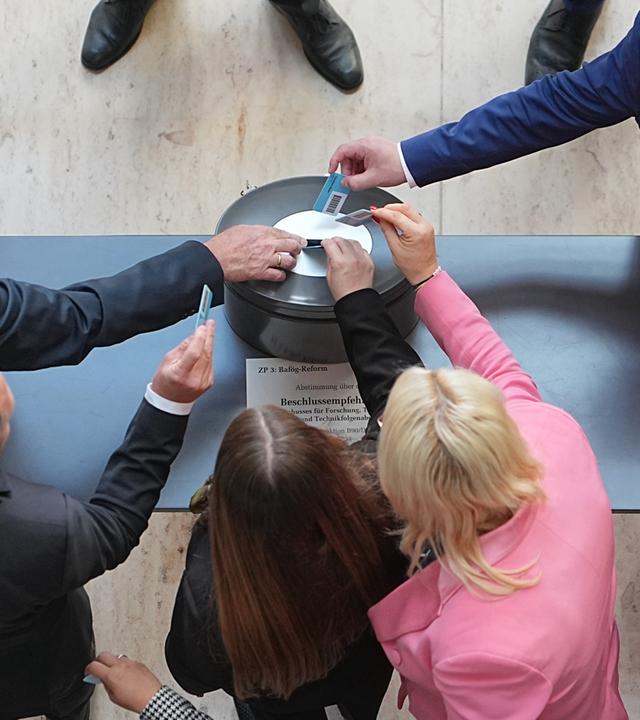 Abgeordnete werfen ihre Stimmkarten bei der namentlichen Abstimmung zur BaföG Reform in die Wahlurne im Bundestag.