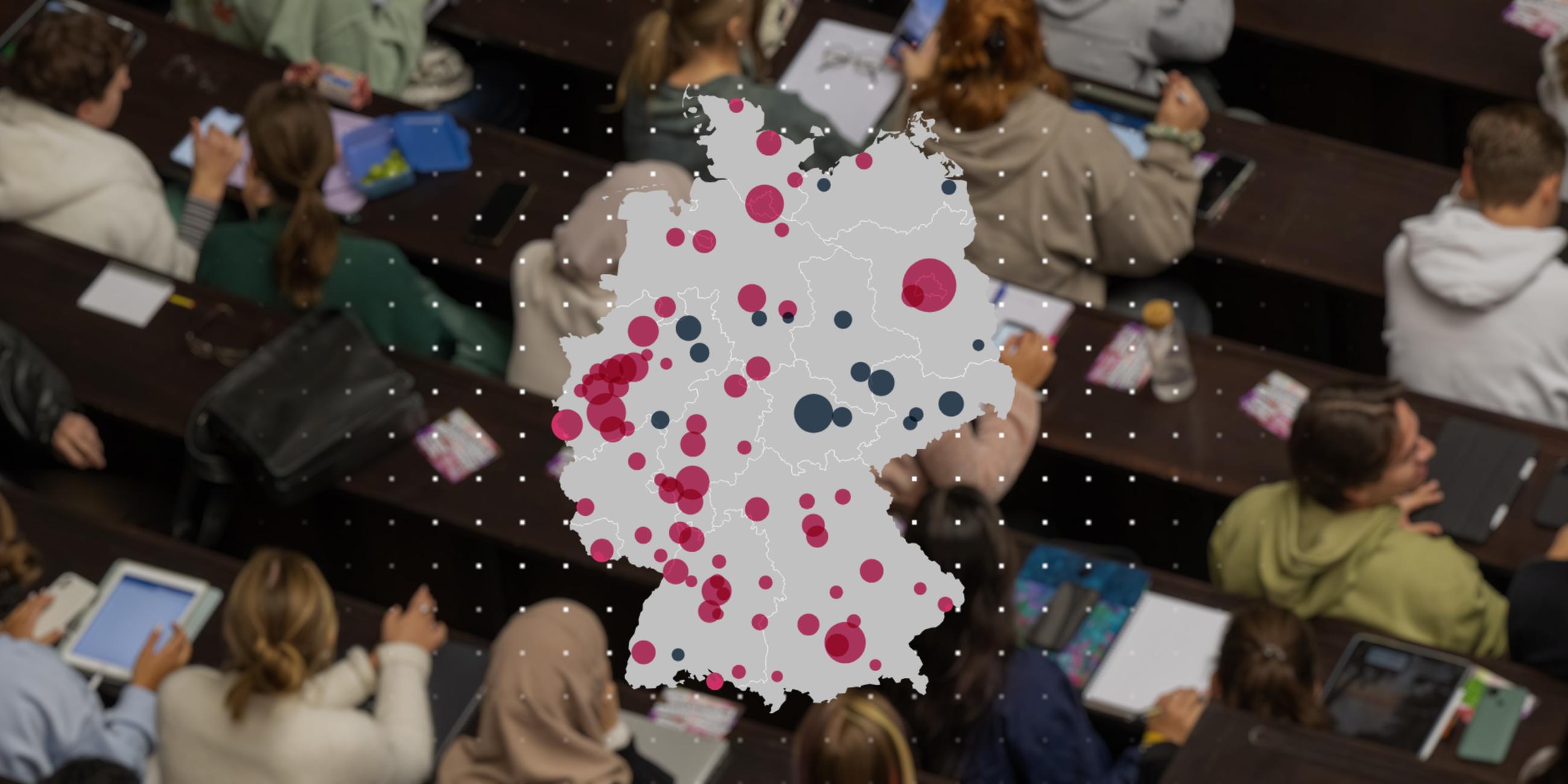 Eine Gruppe von Studierenden aus der Vogelperspektive mit einer eingeblendeten Deutschlandkarte.