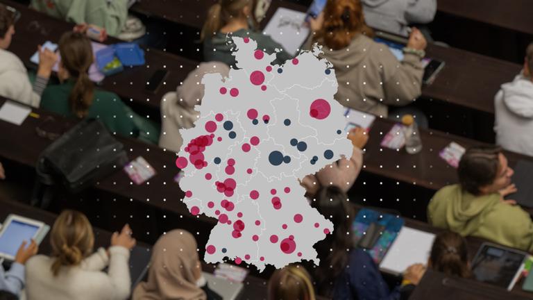 Eine Gruppe von Studierenden aus der Vogelperspektive mit einer eingeblendeten Deutschlandkarte.