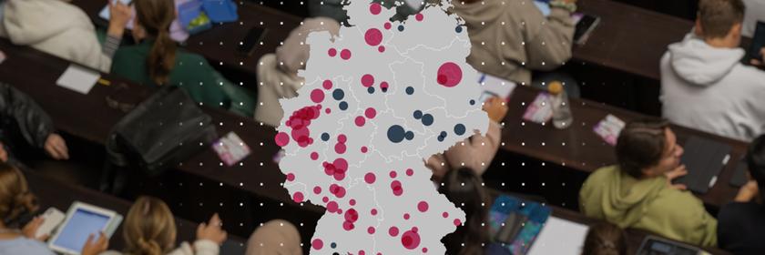 Eine Gruppe von Studierenden aus der Vogelperspektive mit einer eingeblendeten Deutschlandkarte.