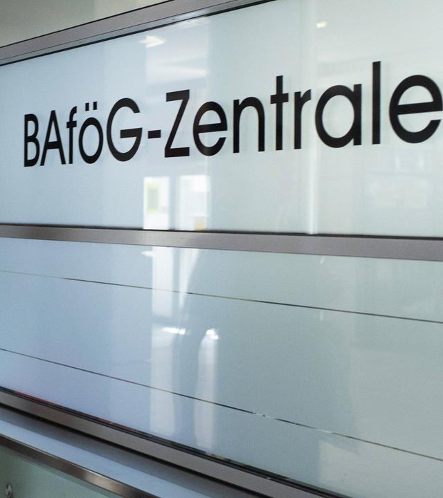 BAföG  - Zentrale an der Universität in Bonn