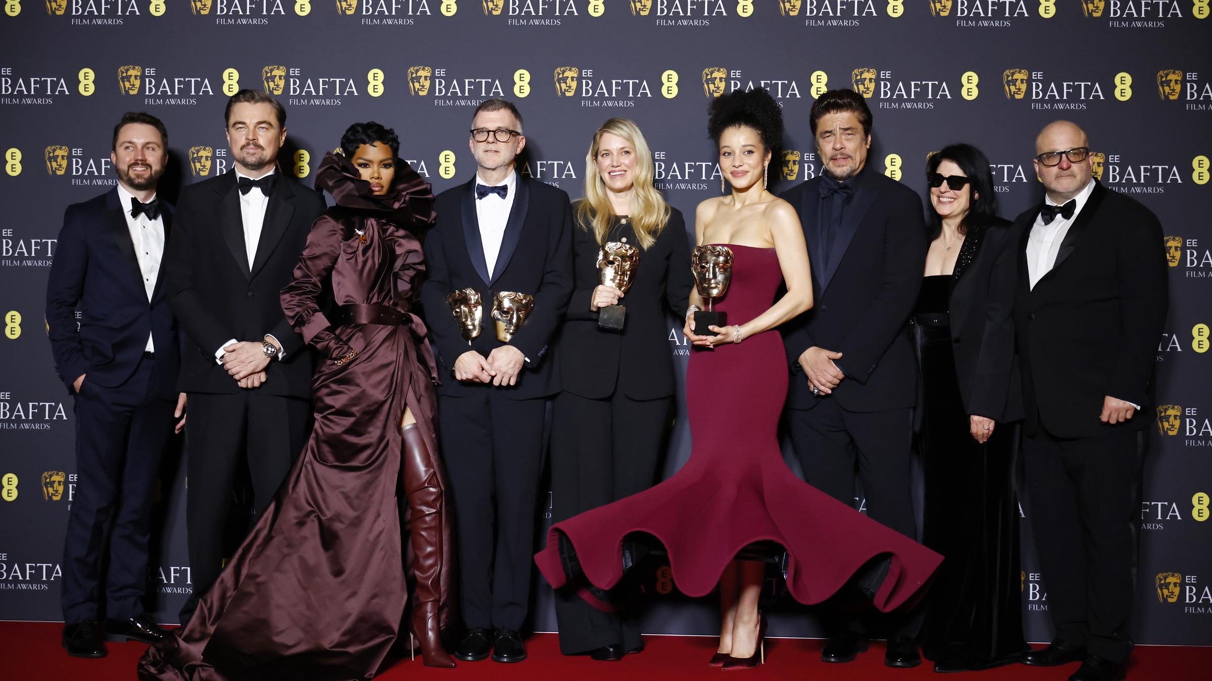 (v. l. n. r.) Andy Jurgensen, Leonardo DiCaprio, Teyana Taylor, Paul Thomas Anderson, Sara Murphy, Chase Infiniti, Benicio del Toro, Cassandra Kulukundis und Michael Bauman posieren im Presseraum, nachdem "One Battle After Another" bei den Bafta Film Awards 2026 am 22. Februar 2026 in London ausgezeichnet wurde.