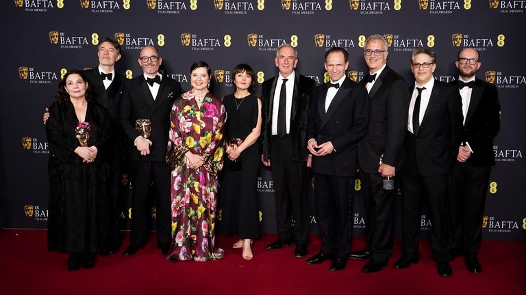 Die Macher des Films "Konklave" posieren bei der Verleihung der britischen Filmpreise Bafta in London.
