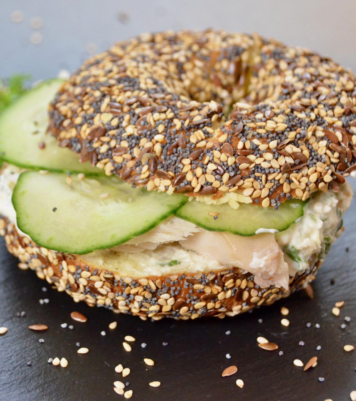 Bagel mit Rauchmakrele