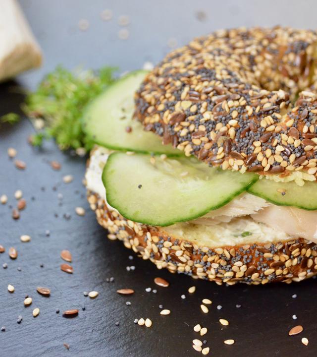 Bagel mit Rauchmakrele