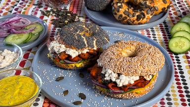 Selbstgemachte Bagels mit "Karottenlachs"