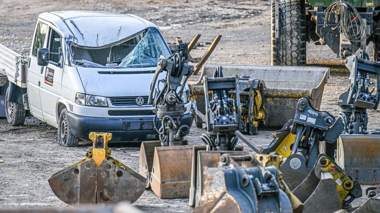 Geklauter Bagger richtet Verwüstung an