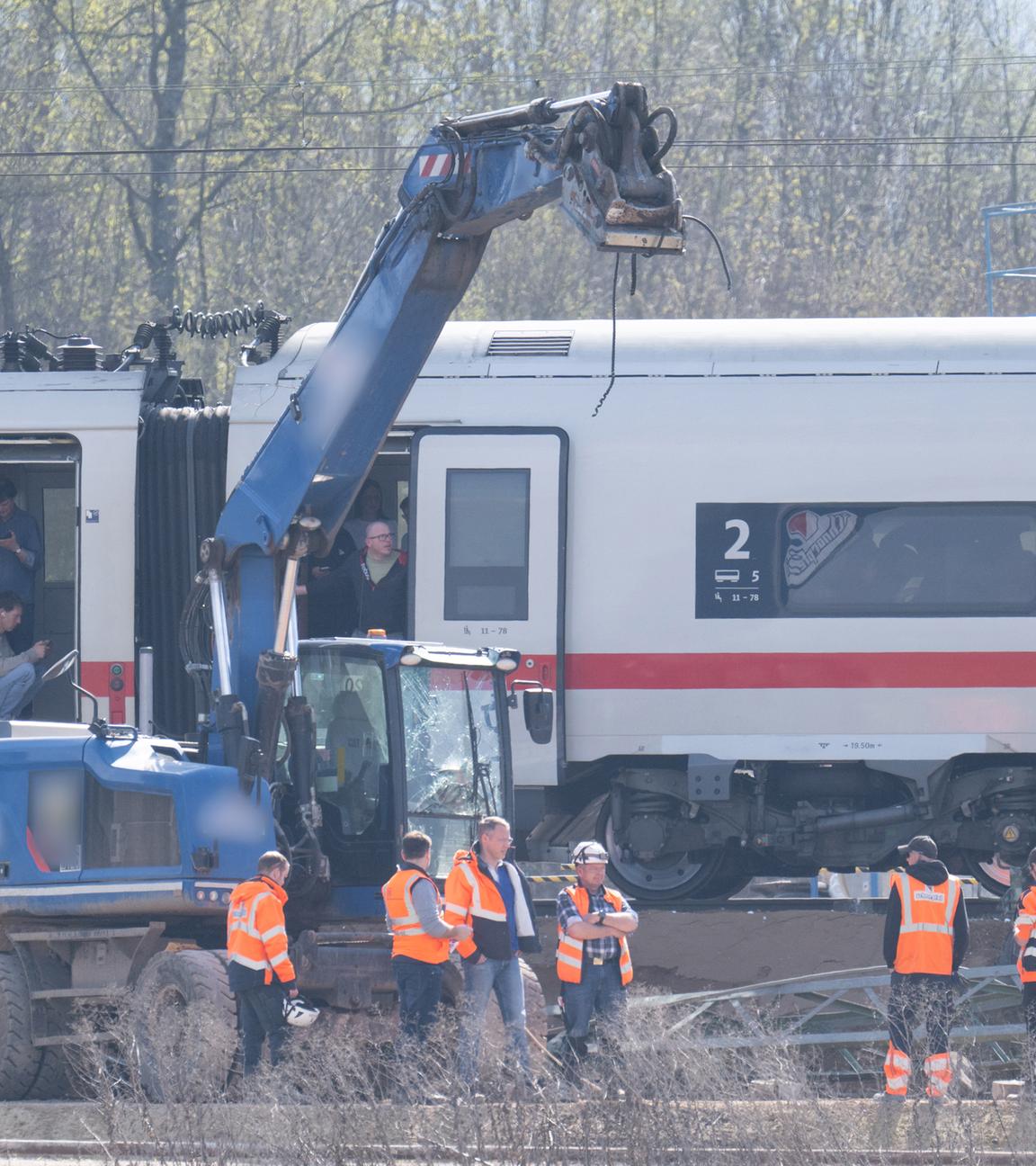 Hessen, Gelnhausen: Nach der Kollision mit einem Bagger steht ein ICE der Bahn bei Gelnhausen auf offener Strecke. Bei dem Unfall ist der Fahrer des Baggers leicht verletzt worden.
