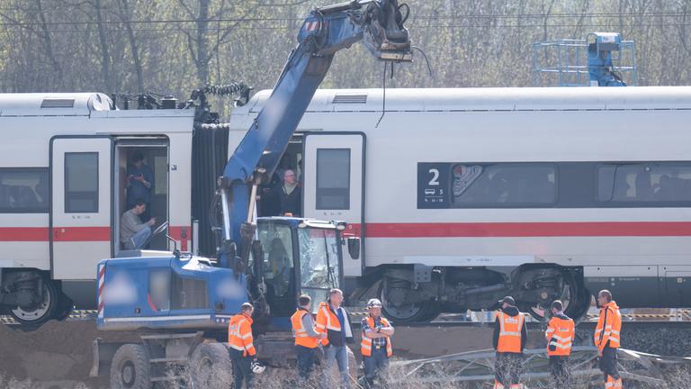 Hessen, Gelnhausen: Nach der Kollision mit einem Bagger steht ein ICE der Bahn bei Gelnhausen auf offener Strecke. Bei dem Unfall ist der Fahrer des Baggers leicht verletzt worden.