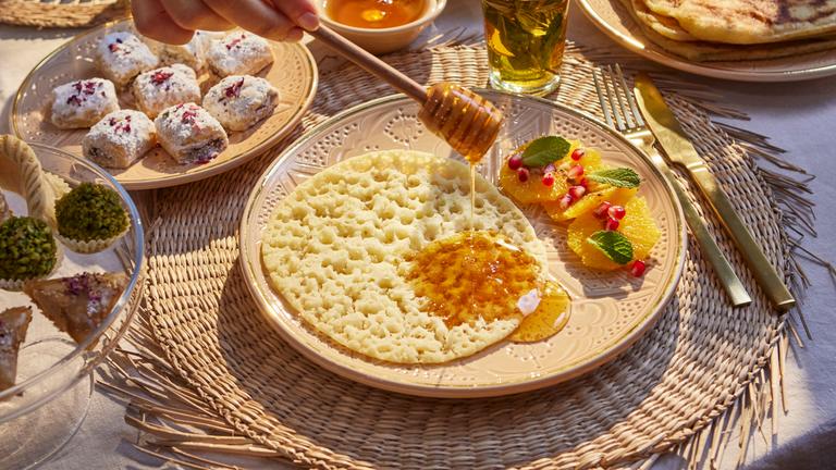 marokkanischer Pfannkuchen mit Honig