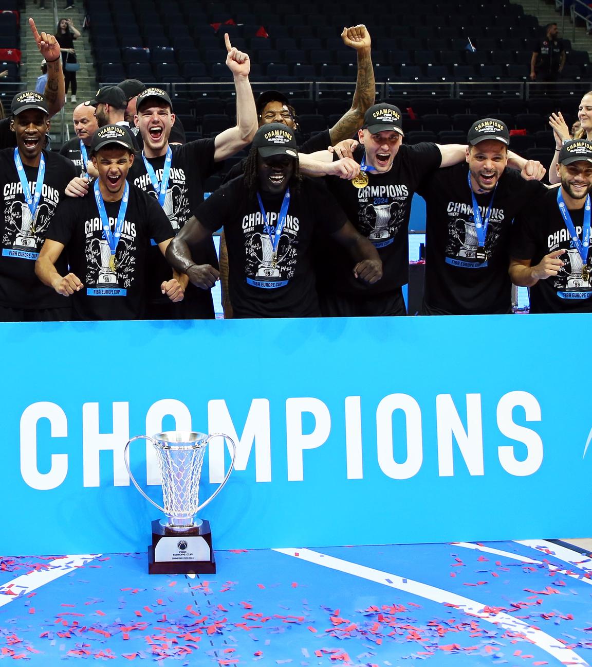 Bahcesehir Koleji - Niners Chemnitz: Die Chemnitzer Spieler jubeln mit der Trophäe des Europe Cups