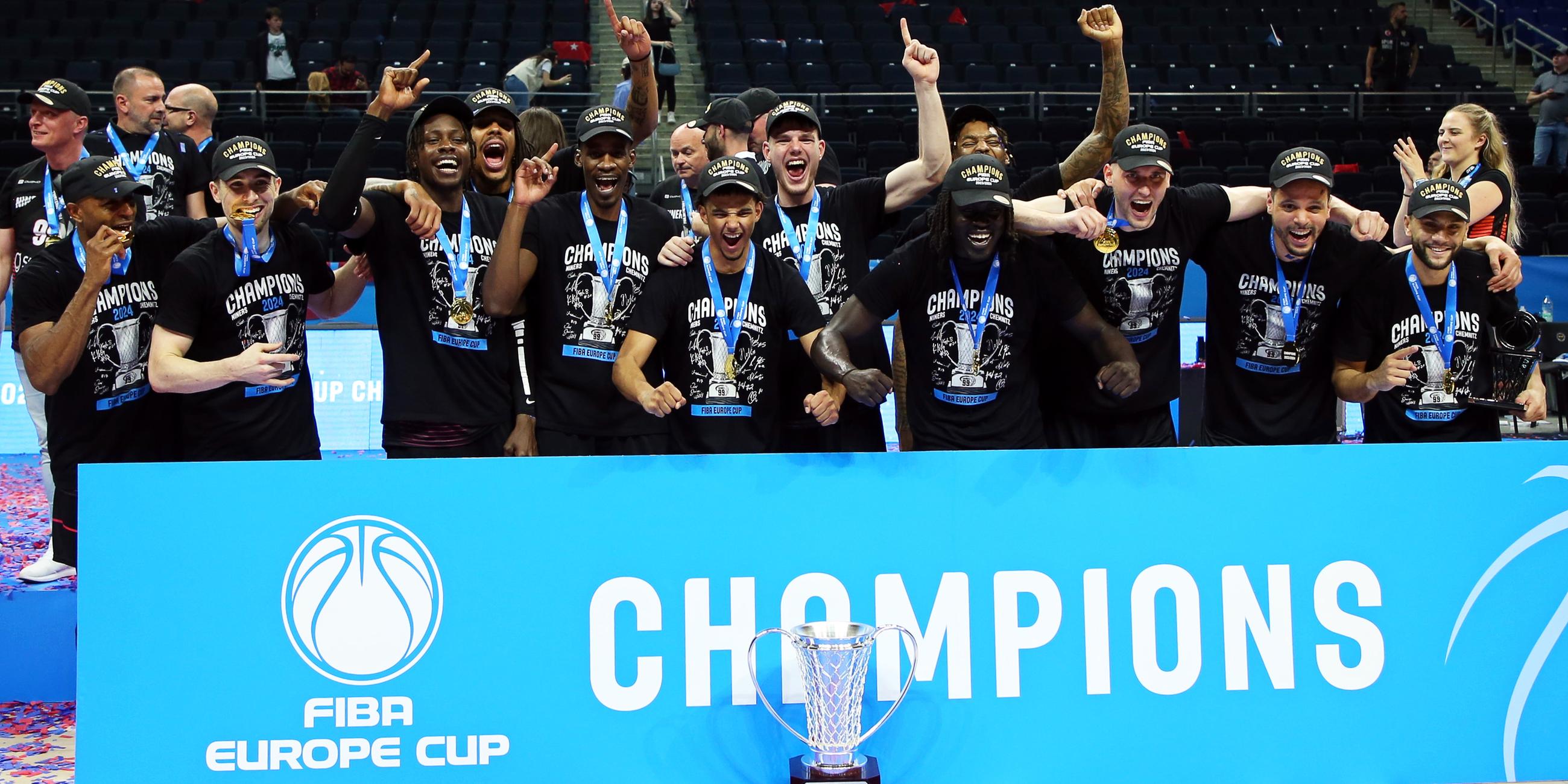 Bahcesehir Koleji - Niners Chemnitz: Die Chemnitzer Spieler jubeln mit der Trophäe des Europe Cups