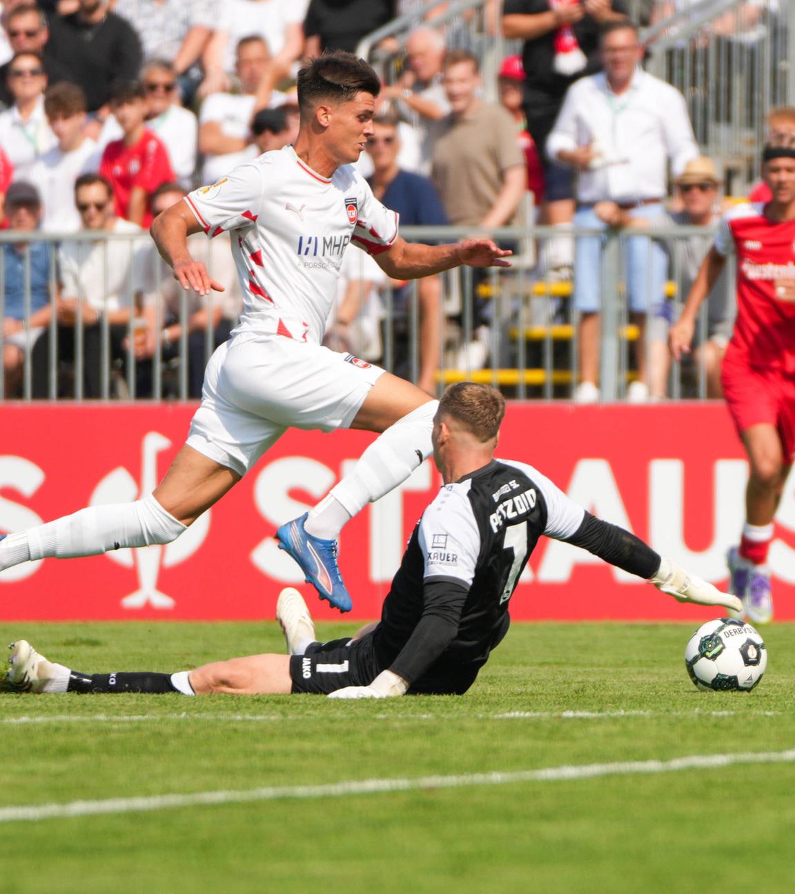 Mathias Honsak (Heidenheim) überspielt Torwart Luca Petzold (Bahlinger SC) und macht das 0:2