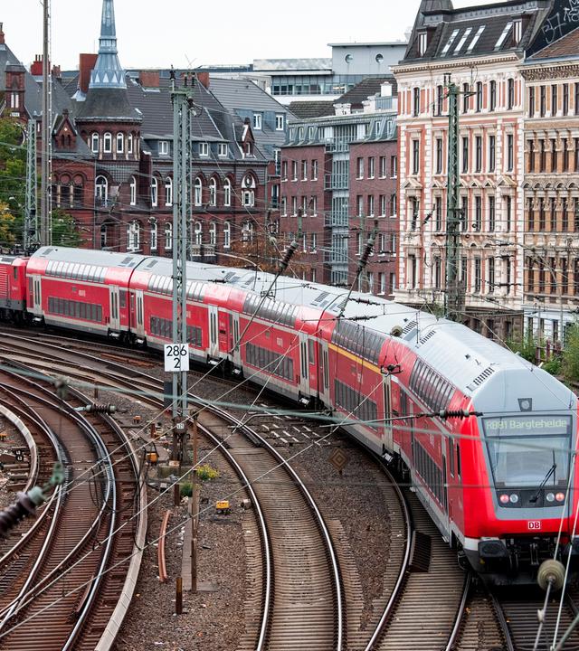 Ein Zug der Deutschen Bahn fährt vom Hamburger Bahnhof aus nach Bargteheide. 