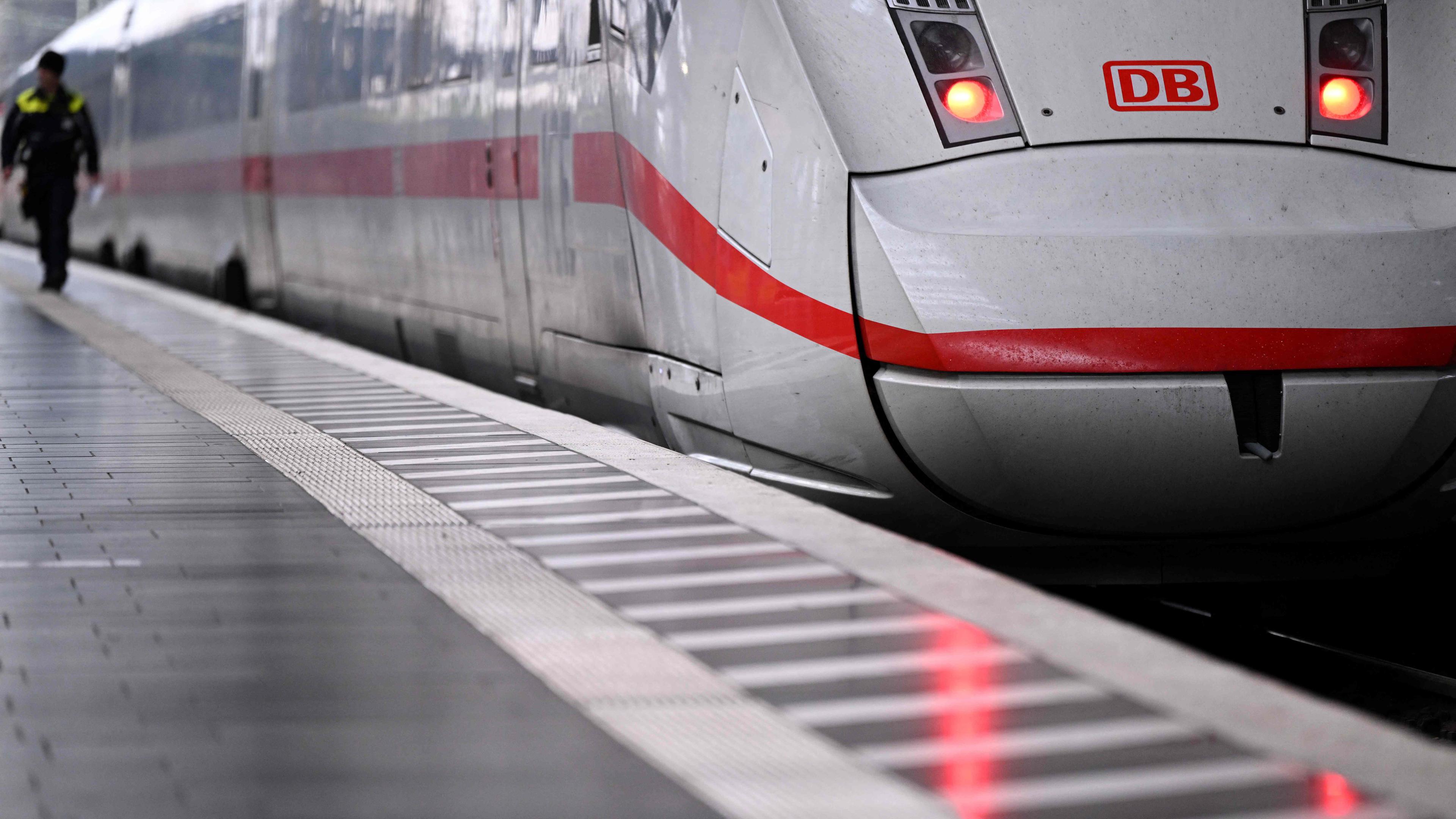 ICE am Bahnhof in Frankfurt