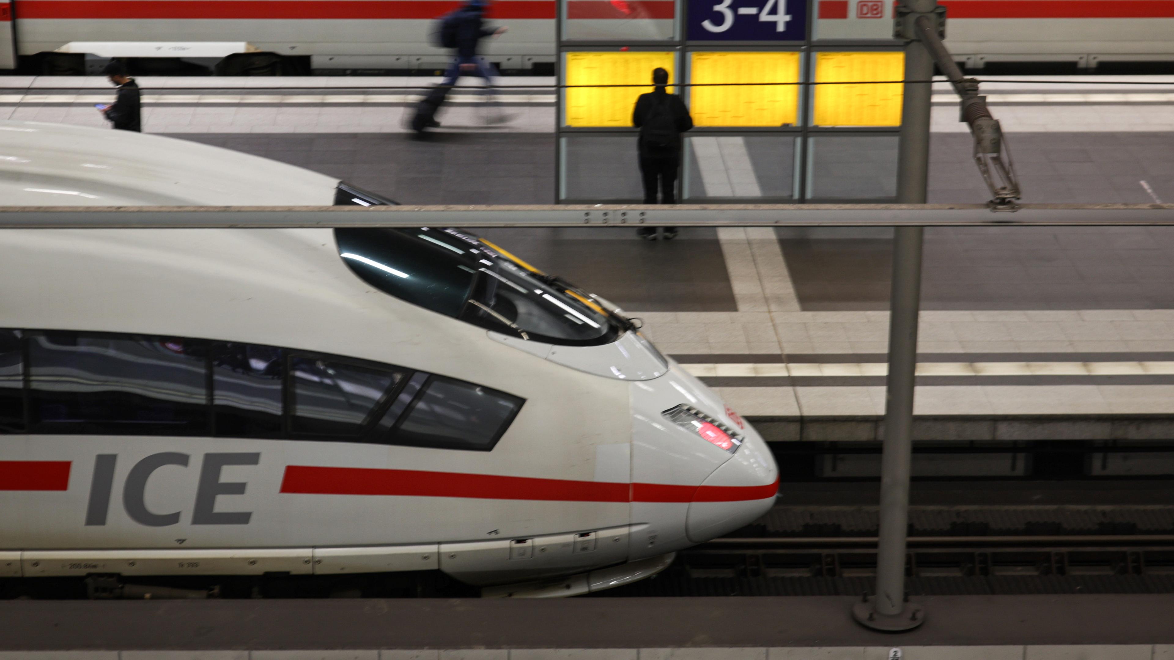 ICE am Berliner Hauptbahnhof