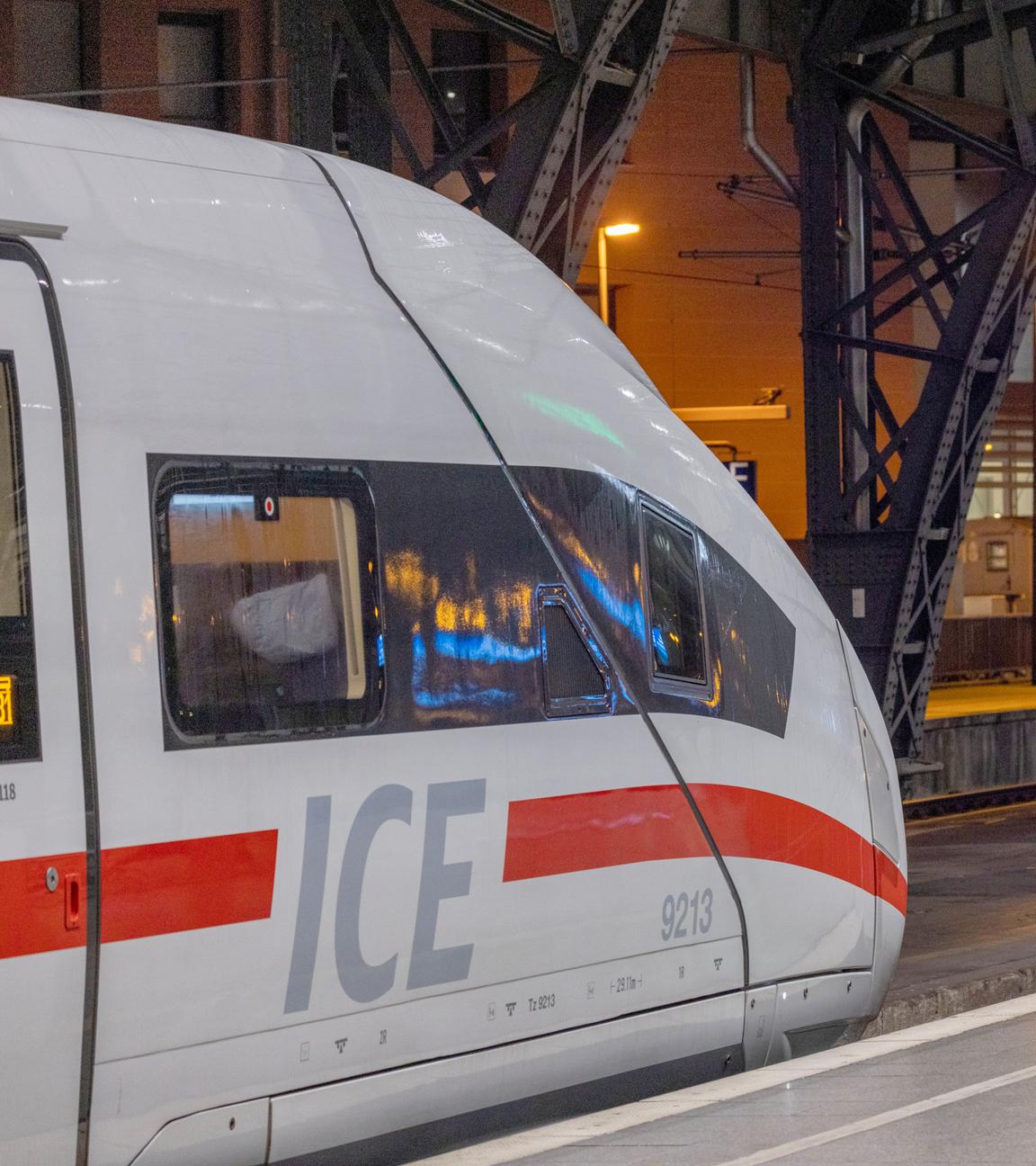 Köln: Ein ICE steht am Bahnsteig im Hauptbahnhof.