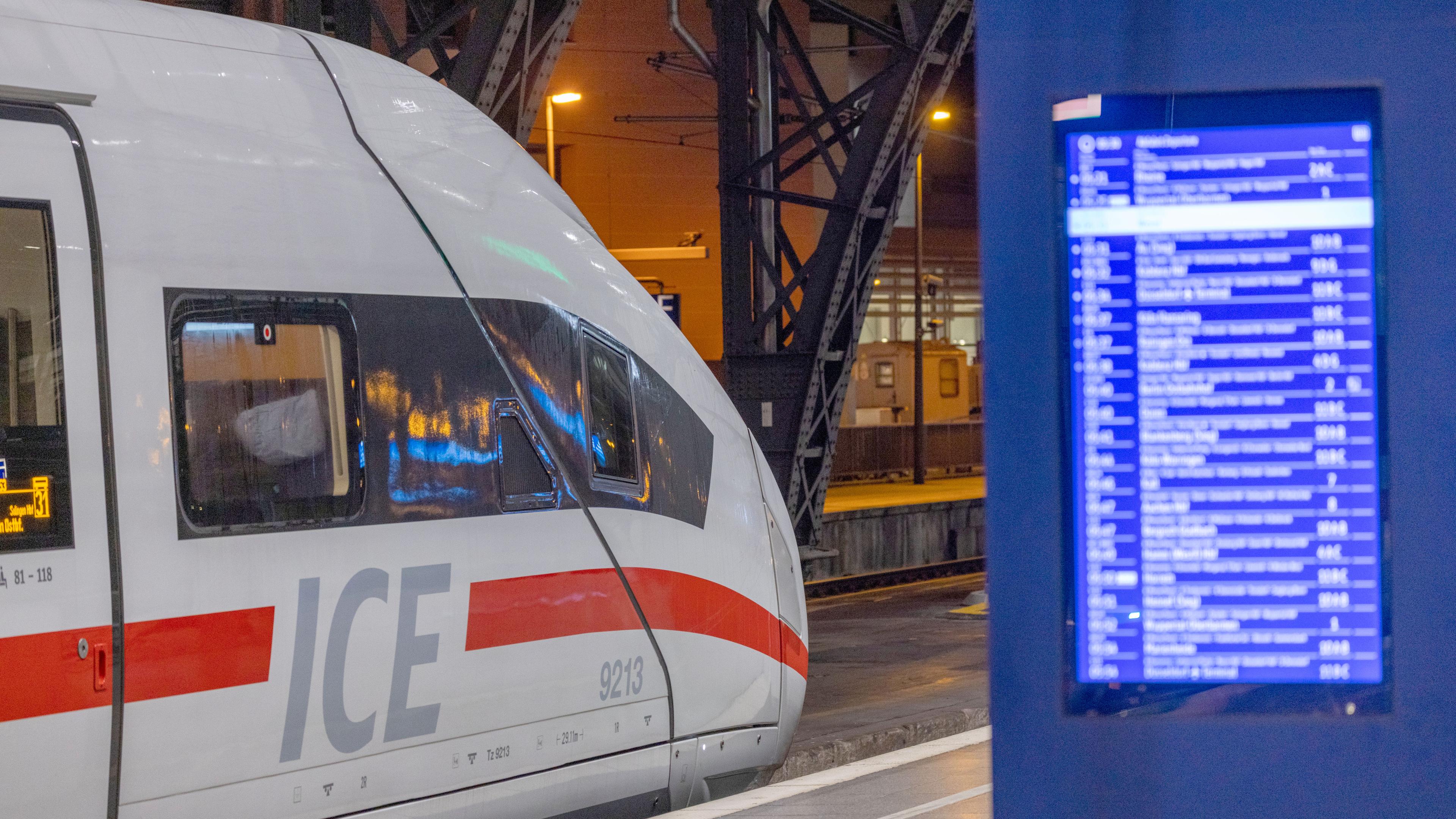 Köln: Ein ICE steht am Bahnsteig im Hauptbahnhof.