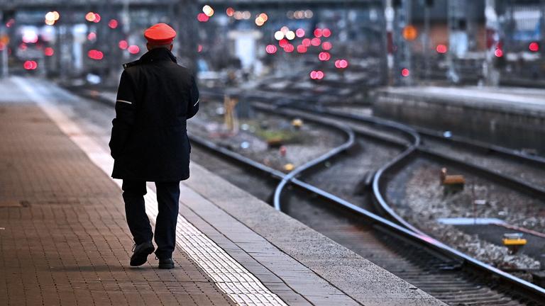 Ein Mitarbeiter der Bahn am Hauptbahnhof in München