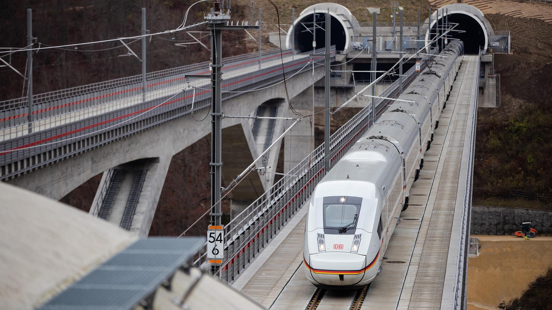 Ein ICE-Zug steht auf der Bahn-Neubaustrecke zwischen Wendlingen und Ulm auf der Filstalbrücke