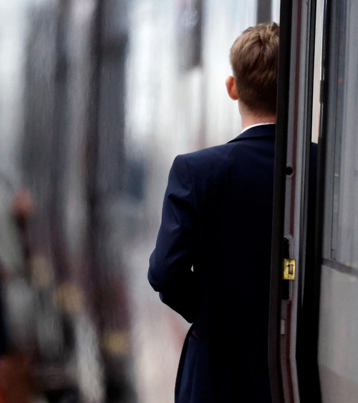 Reisende steigen in einen ICE am Kölner Hauptbahnhof. (Archiv)