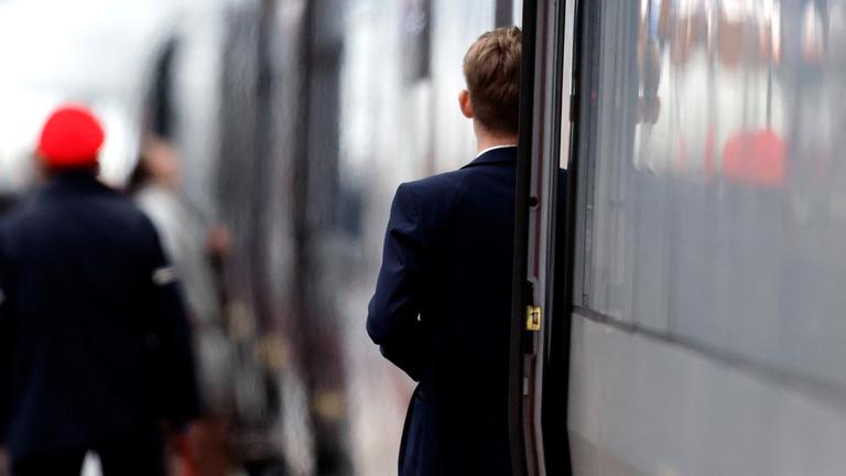 Reisende steigen in einen ICE am Kölner Hauptbahnhof. (Archiv)