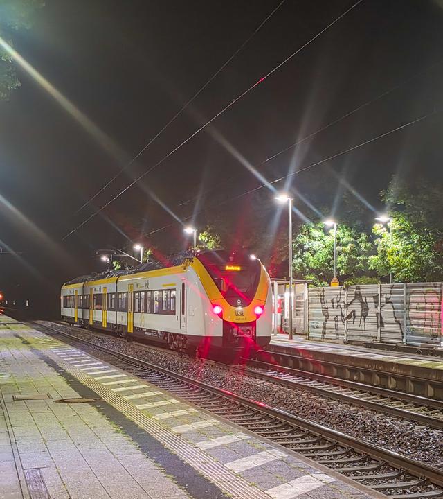 Ein Zug steht nach einem Notfall am Bahnof in Ettlingen-Bruchhausen. 