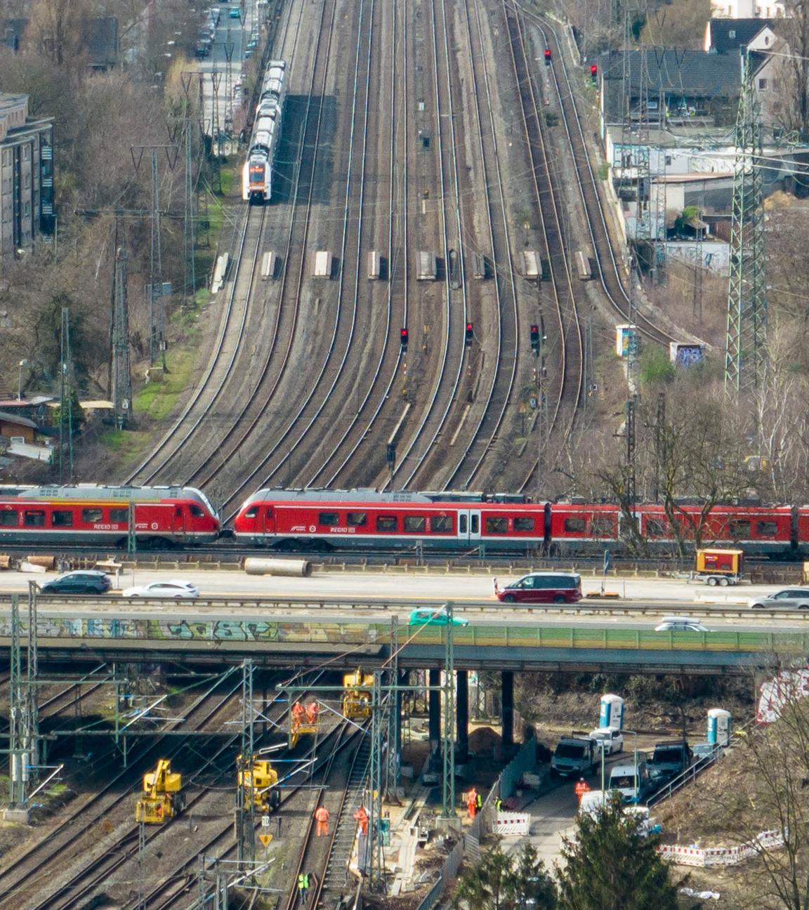 Archiv:  Die 8-spurige Bahnstrecke am Autobahnkreuz Kaiserberg (Luftaufnahme mit einer Drohne).