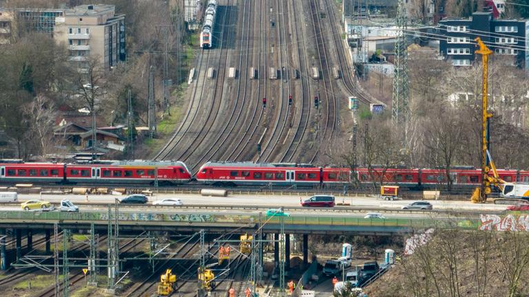 Archiv:  Die 8-spurige Bahnstrecke am Autobahnkreuz Kaiserberg (Luftaufnahme mit einer Drohne).