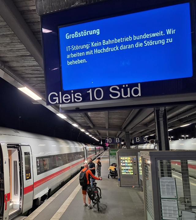 Auf einer Anzeigetafel am Bremer Hauptbahnhof ist eine Meldung zur Störung zu lesen