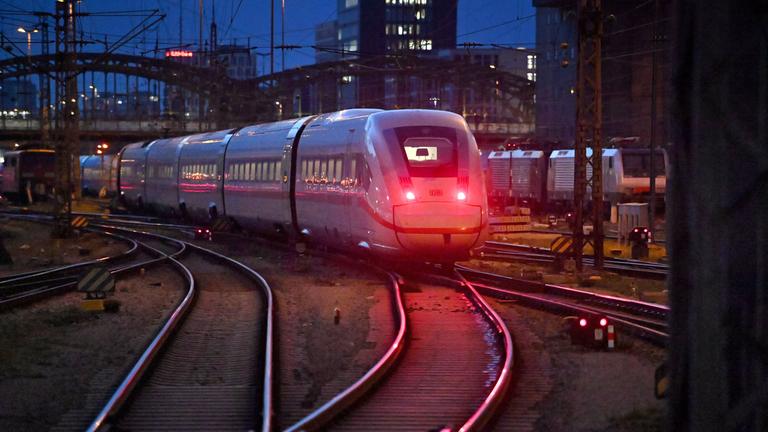 Zu sehen ist ein Zug der Deutschen Bahn