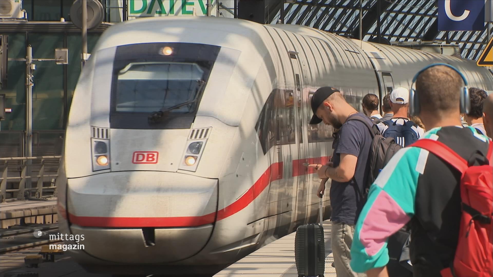Eine Bahn am vollen Bahnhof