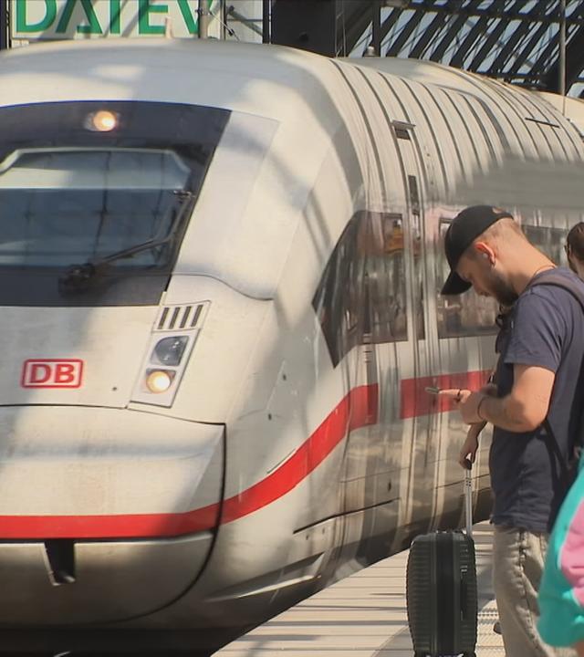 Eine Bahn am vollen Bahnhof
