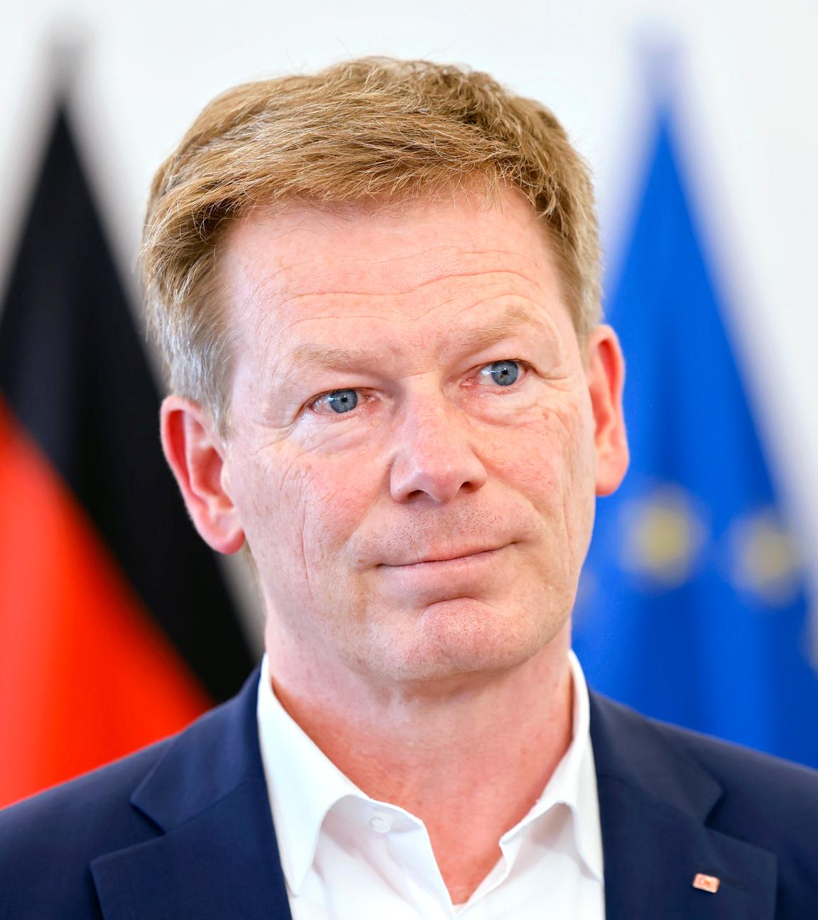 Noch-Bahnchef Richard Lutz bei der Unterzeichnung der Kooperationsvereinbarung zwischen Landesregierung und Deutscher Bahn in der Staatskanzlei.