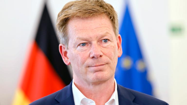 Noch-Bahnchef Richard Lutz bei der Unterzeichnung der Kooperationsvereinbarung zwischen Landesregierung und Deutscher Bahn in der Staatskanzlei.